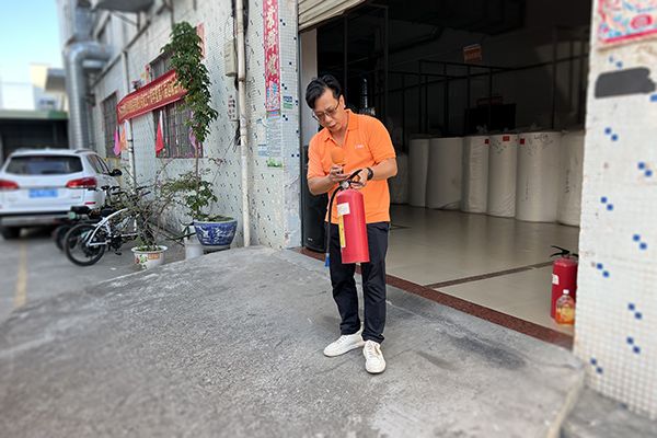 灭火器使用示范